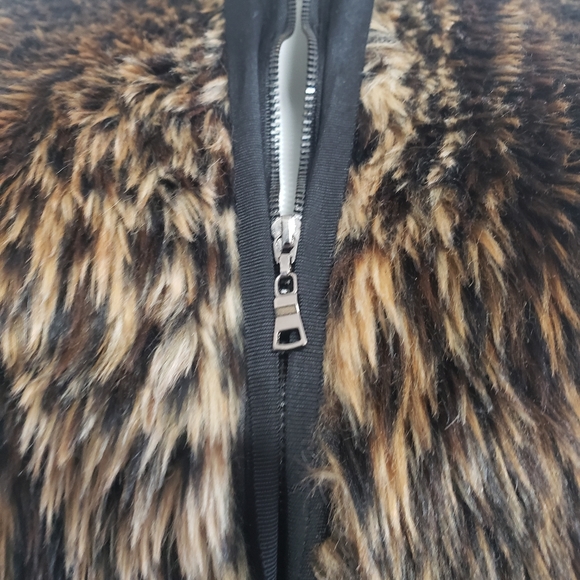 Tahari faux leapord print fur vest - Picture 2 of 6